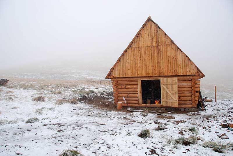 verschneite Berghütte