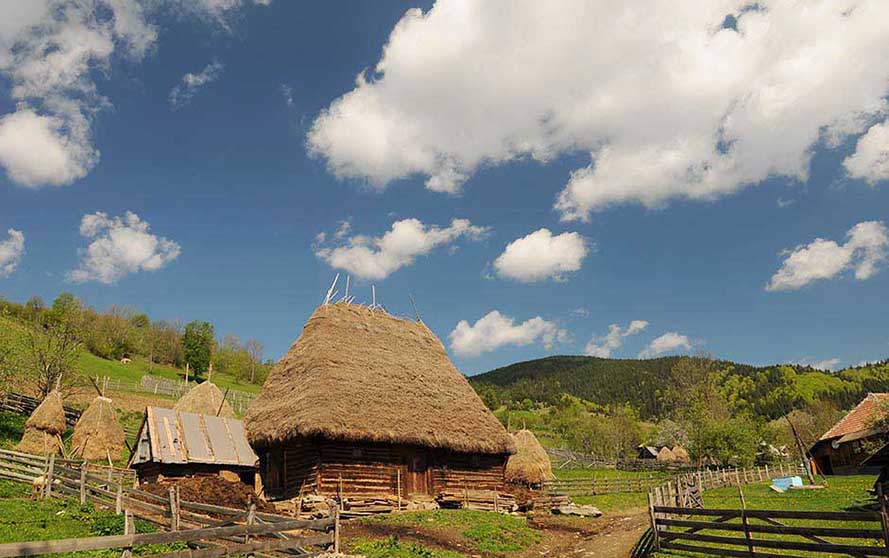 Berglandschaft mit Holzhaus