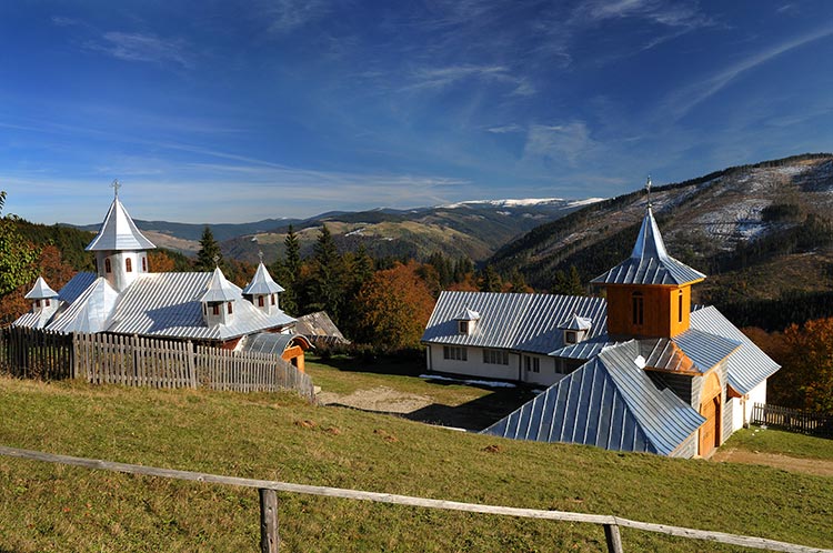 Kloster in Berglandschaft