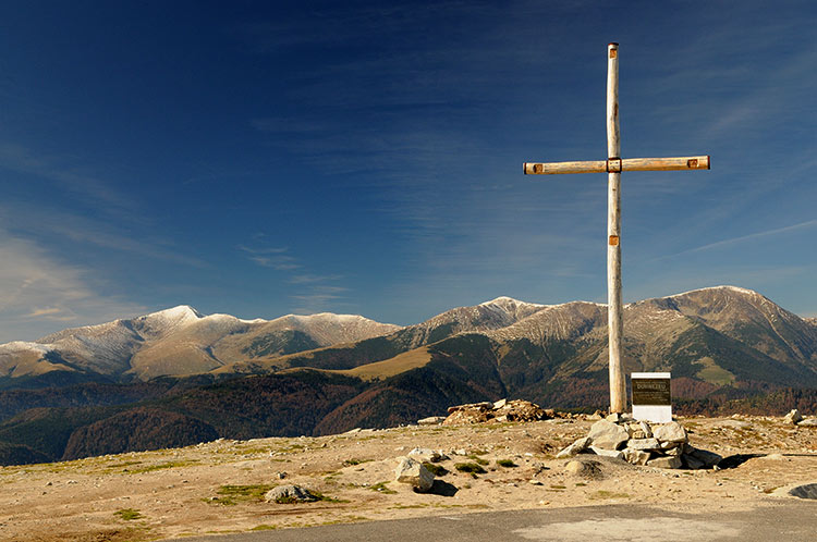 Kreuz vor Berglandschaft