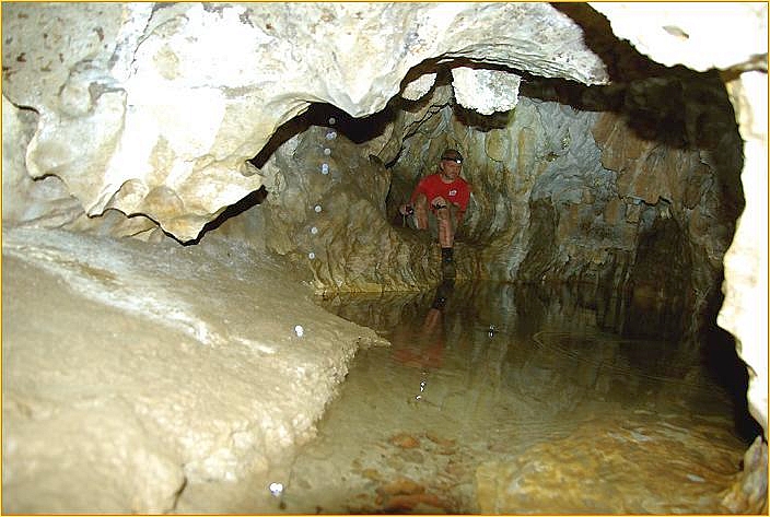Fluss in Höhle