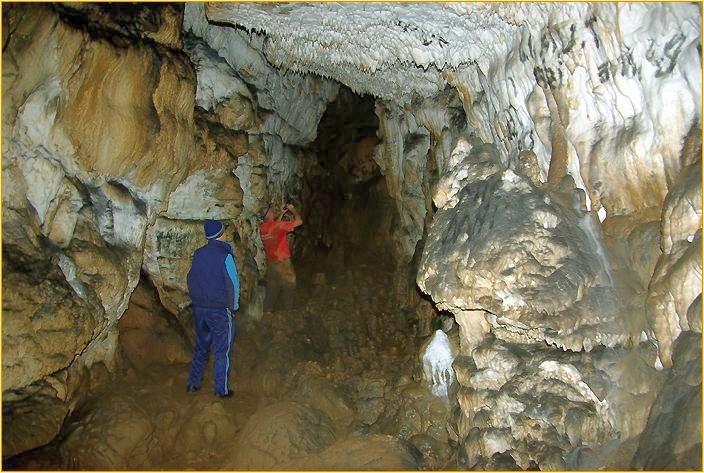 Männer in Höhle
