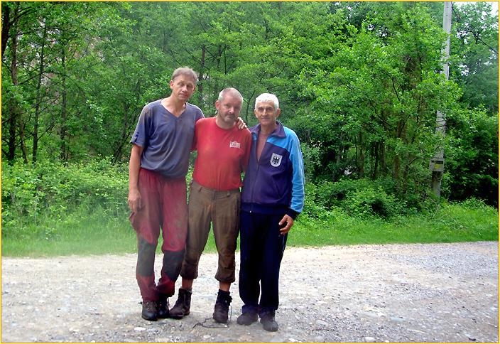 drei Männer stehen auf einem Waldweg