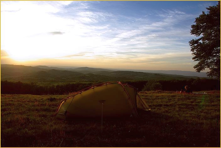 Zelte mit Berglandschaft