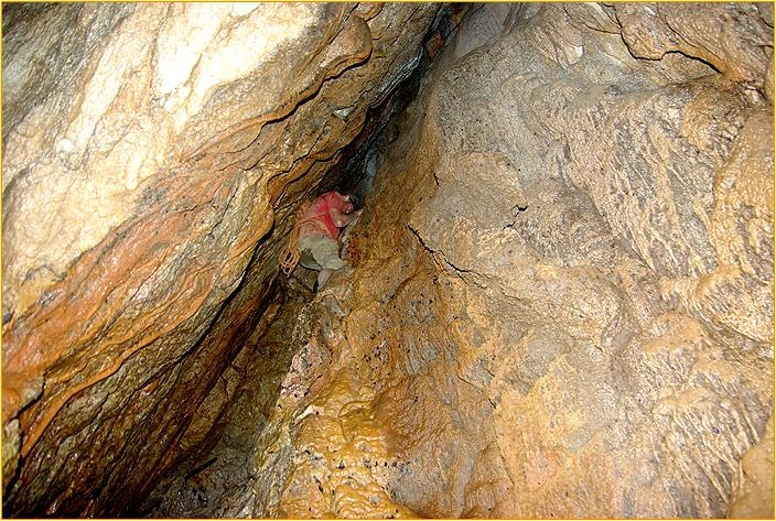 Mann klettert in einer Höhle