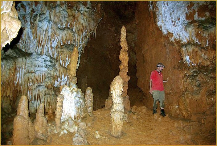 Höhlensaal mit Formationen