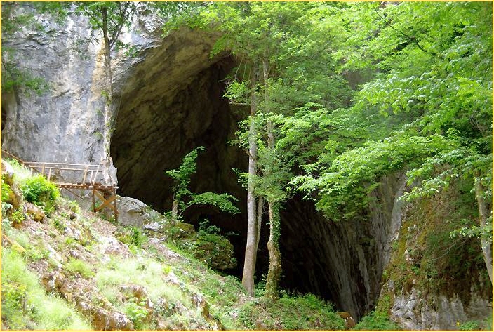 riesiges Höhlenportal