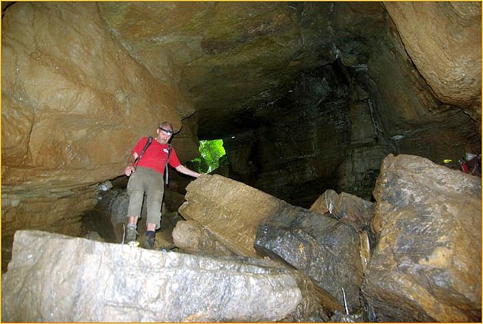 Mann in Höhle