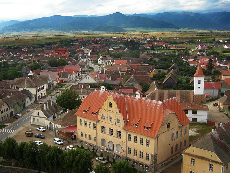 Dorf mit Bergen dahinter