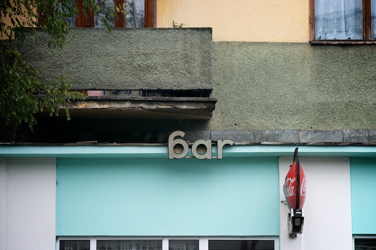 Balkon mit Werbung darunter