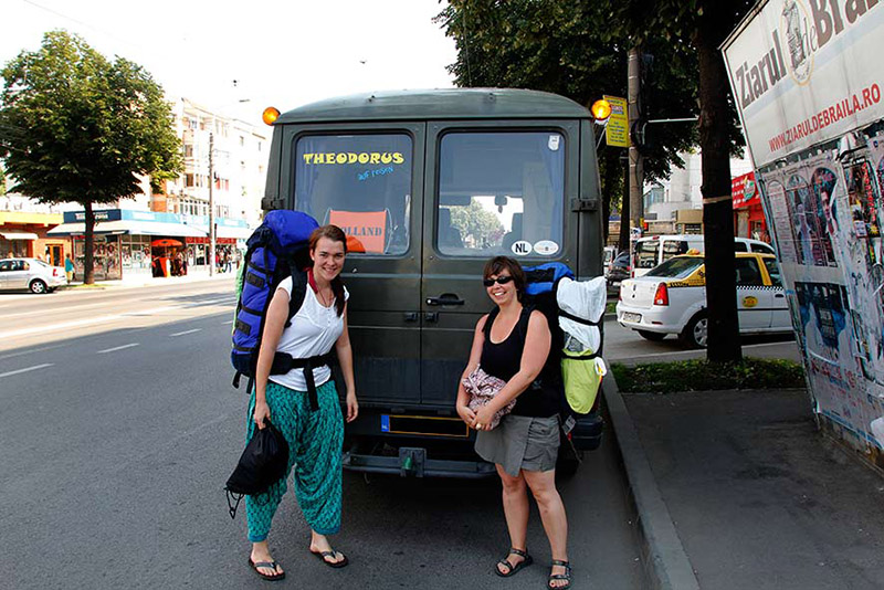 Anna und ihre Freundin vor einem Kleinbus
