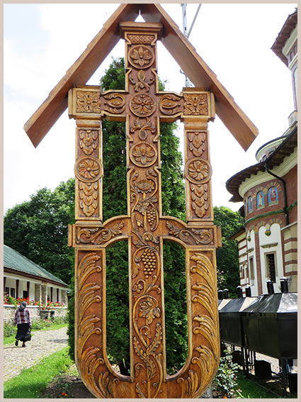Holzkreuz mit Ornamenten
