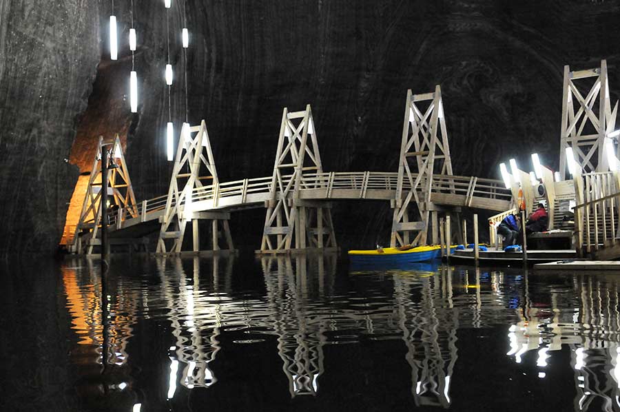 Salzsee mit Holzbrücke