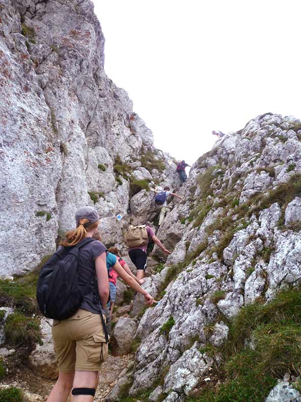Jugendlich klettern in einer Felswand