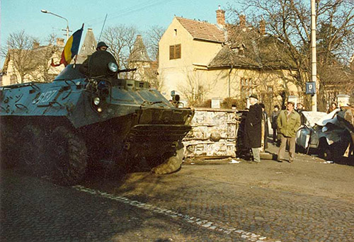 Panzer fährt durch eine Straße