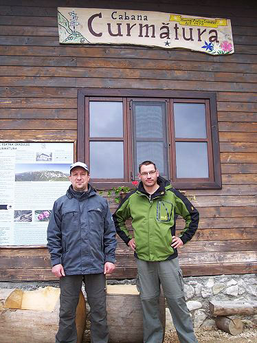 Männer vor Hütte