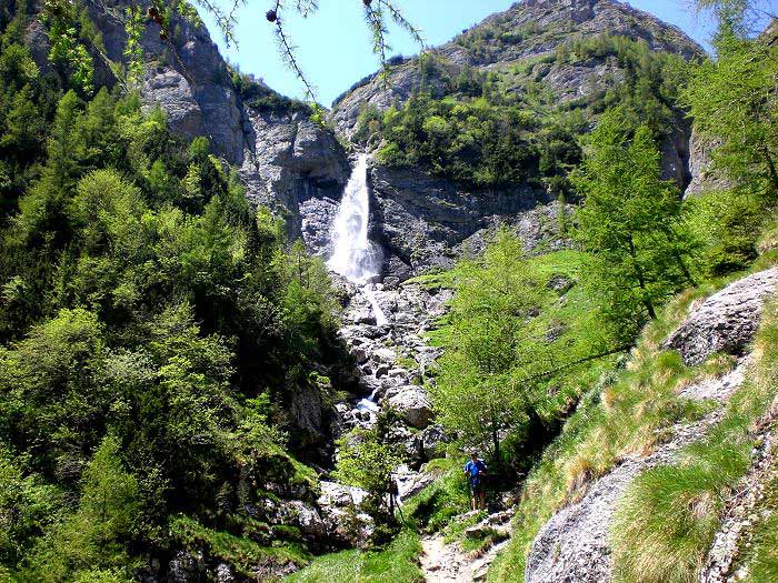 Aufstieg neben Wasserfall