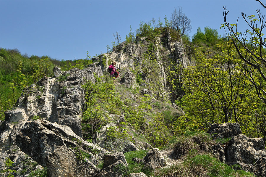 Mädchen sitzt auf einer Felsformation