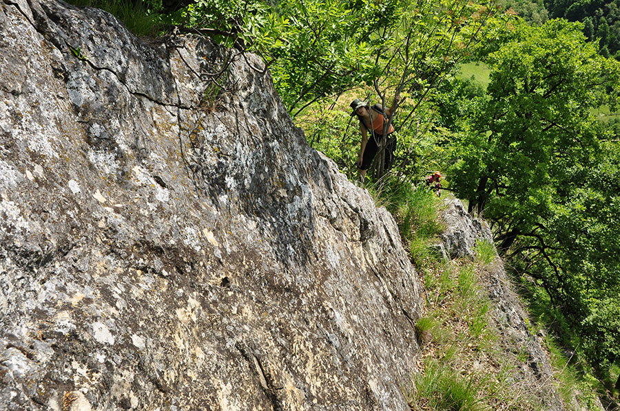 Frau neben einer Felswand