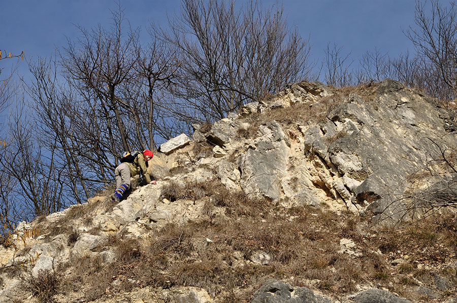Mädchen besteigt eine Felsformation