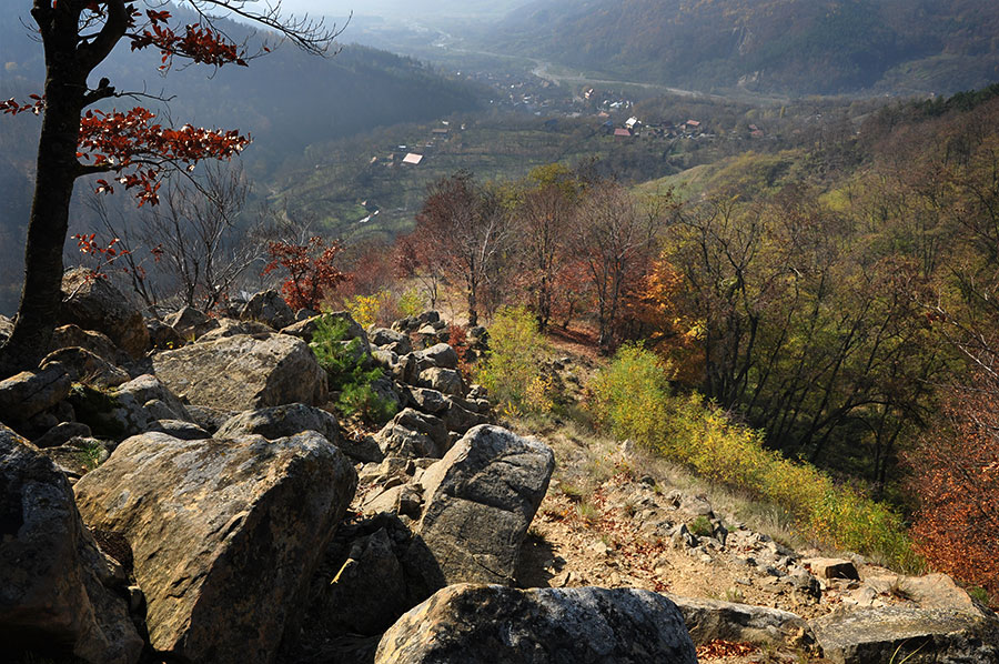Felsformationen mit Blick auf ein Dorf