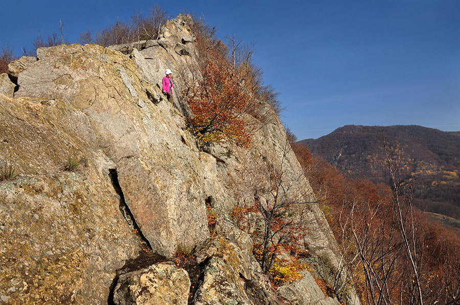 Mädchen steht an einer Felsklippe