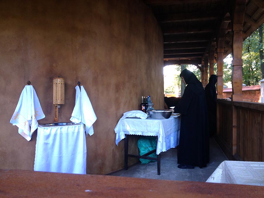 Eine Nonne steht an einem Tisch