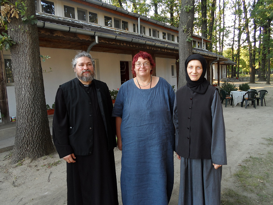 Autorin steht zwischen einem Proester und einer Nonne