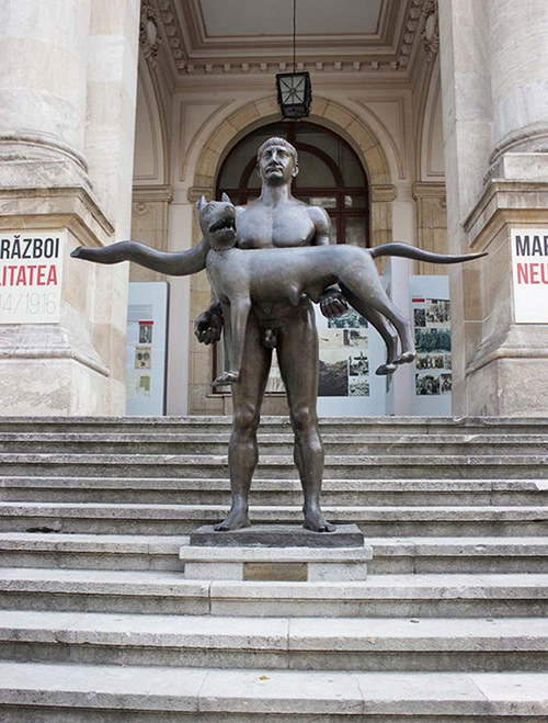 Statue eines Mannes mit einem Wolf im Arm