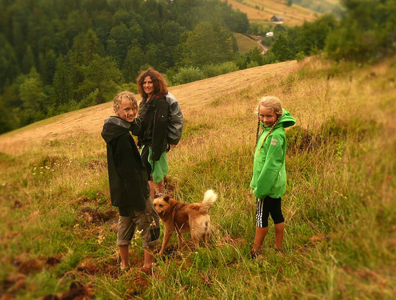 Familie mit Hund im Feld stehend