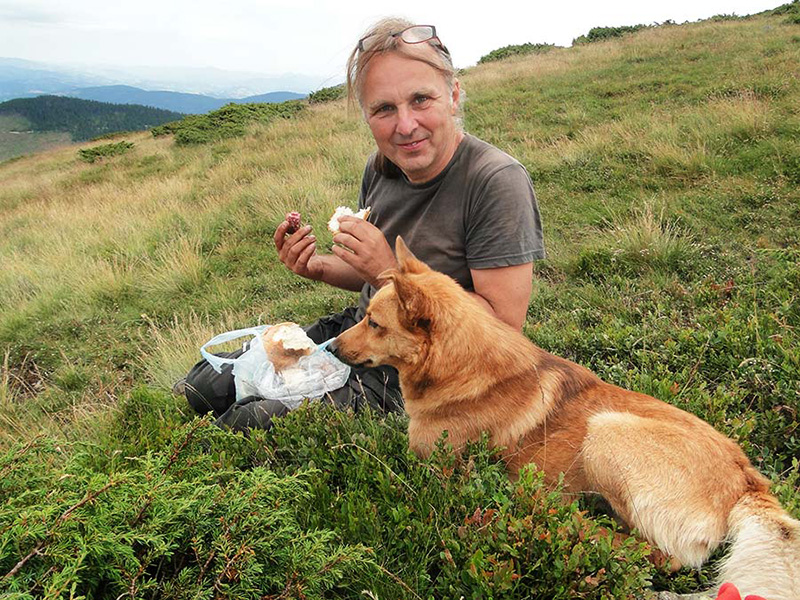 Berglandschaft mit Mann und Hund