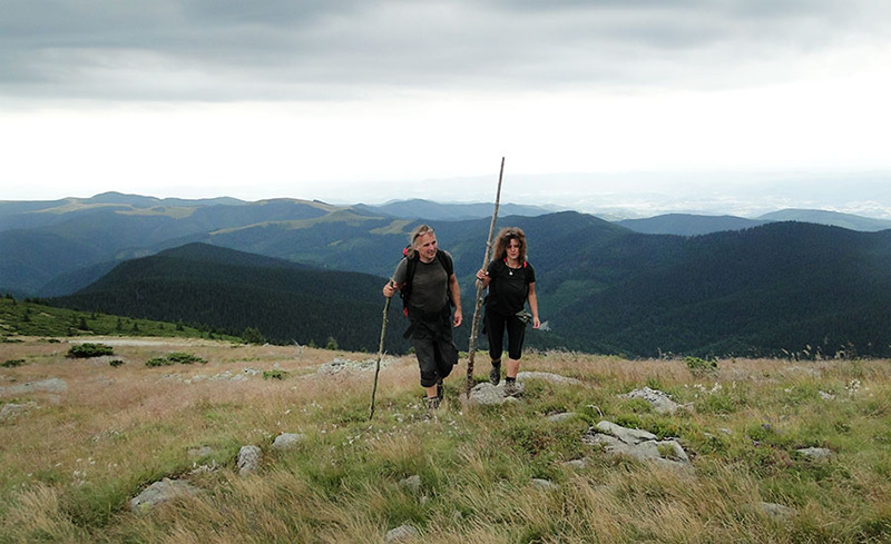 Mann und Frau wandern durch Berglandschaft