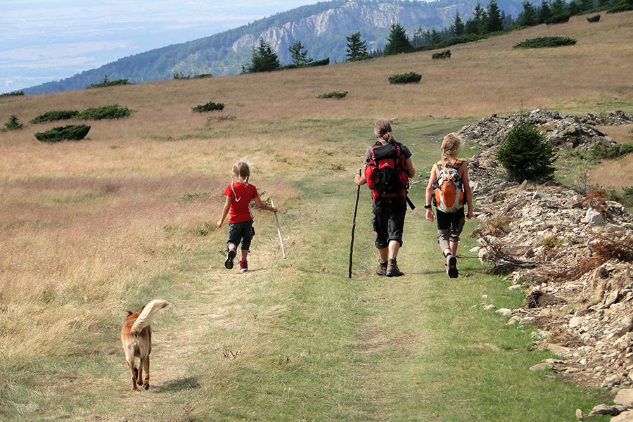 Familie wander durch Berglandschaft