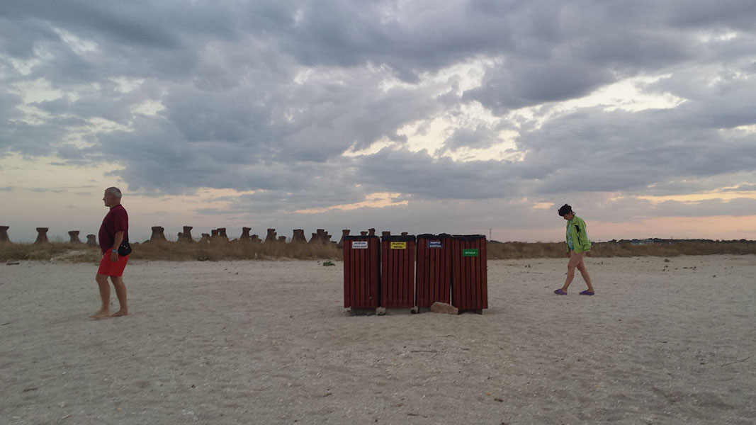 Mülltonnen am Strand