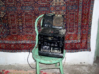 Stereoanlage auf einem Stuhl