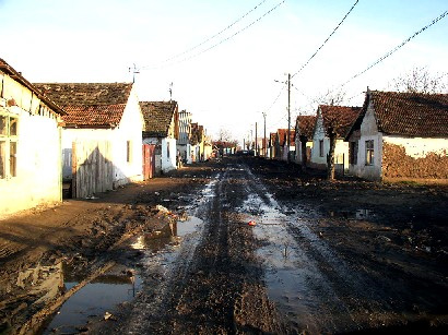 schlammige Dorfstraße