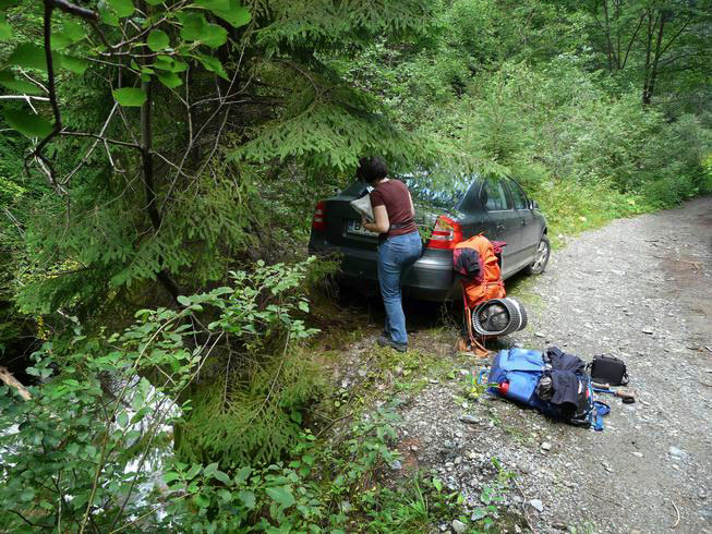 Auto parkt am Wegesrand