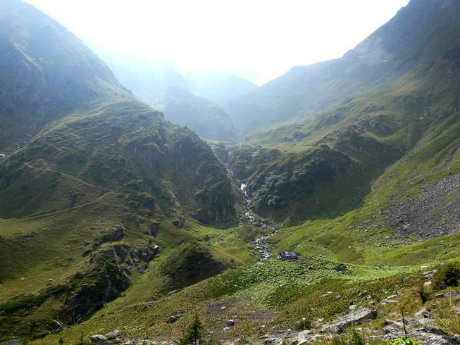 Flusstal in waldloser Berglandschaft