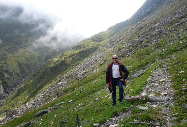 Christian steht neben Wanderweg