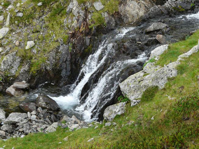 Wasserfall mit Wiese am Rand