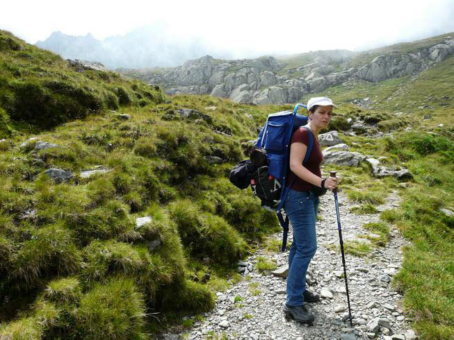 Codruta auf Wanderweg stehend im aufziehenden Nebel