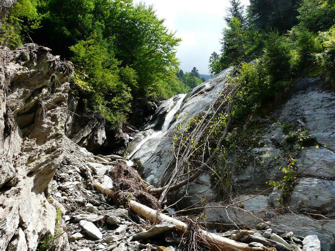 Wasserfall und Felswände rechts und links