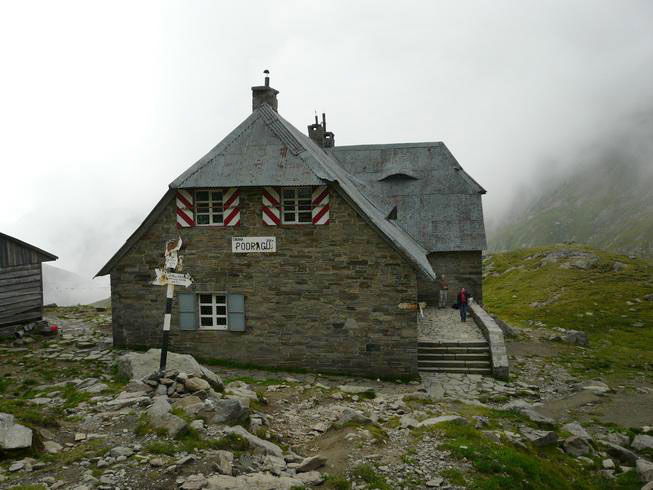 Schutzhütte Podragu im aufziehenden Nebel