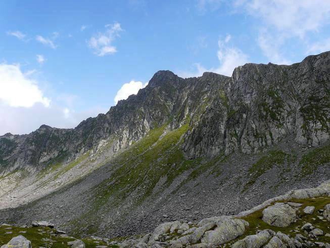 Bergwand vor blauen Himmel