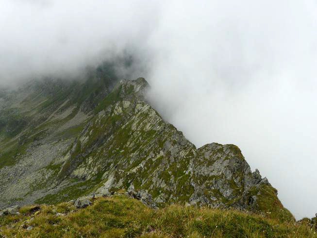 Wolken hinter einer Felswand