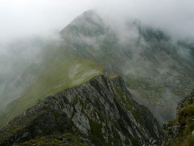 Gebirgskamm im Nebel