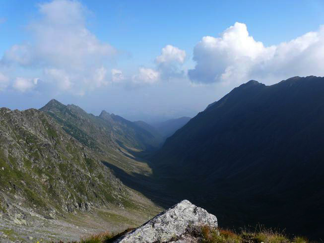 Talkessel zwischen zwei Bergsatteln