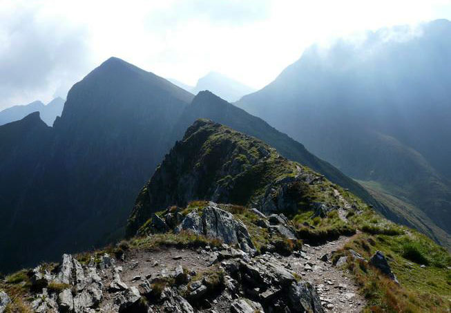 Wanderweg auf Bergsattel