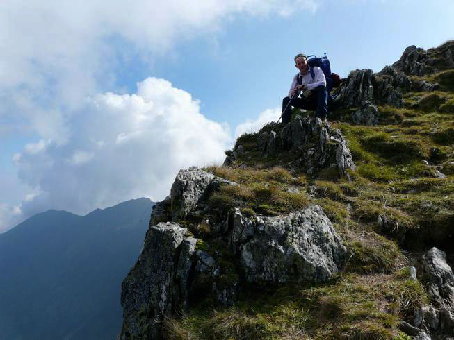 christian sitzt auf einem Felsen