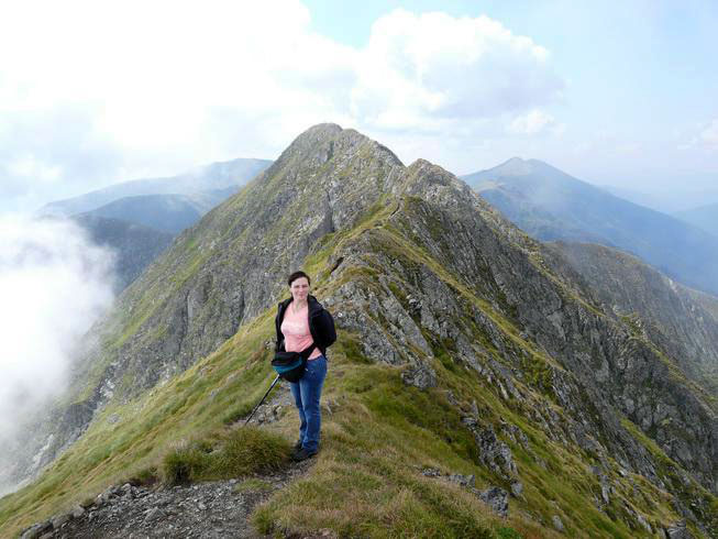 Codruta auf schmaler Bergspitze vor höchsten Berg rumäniens